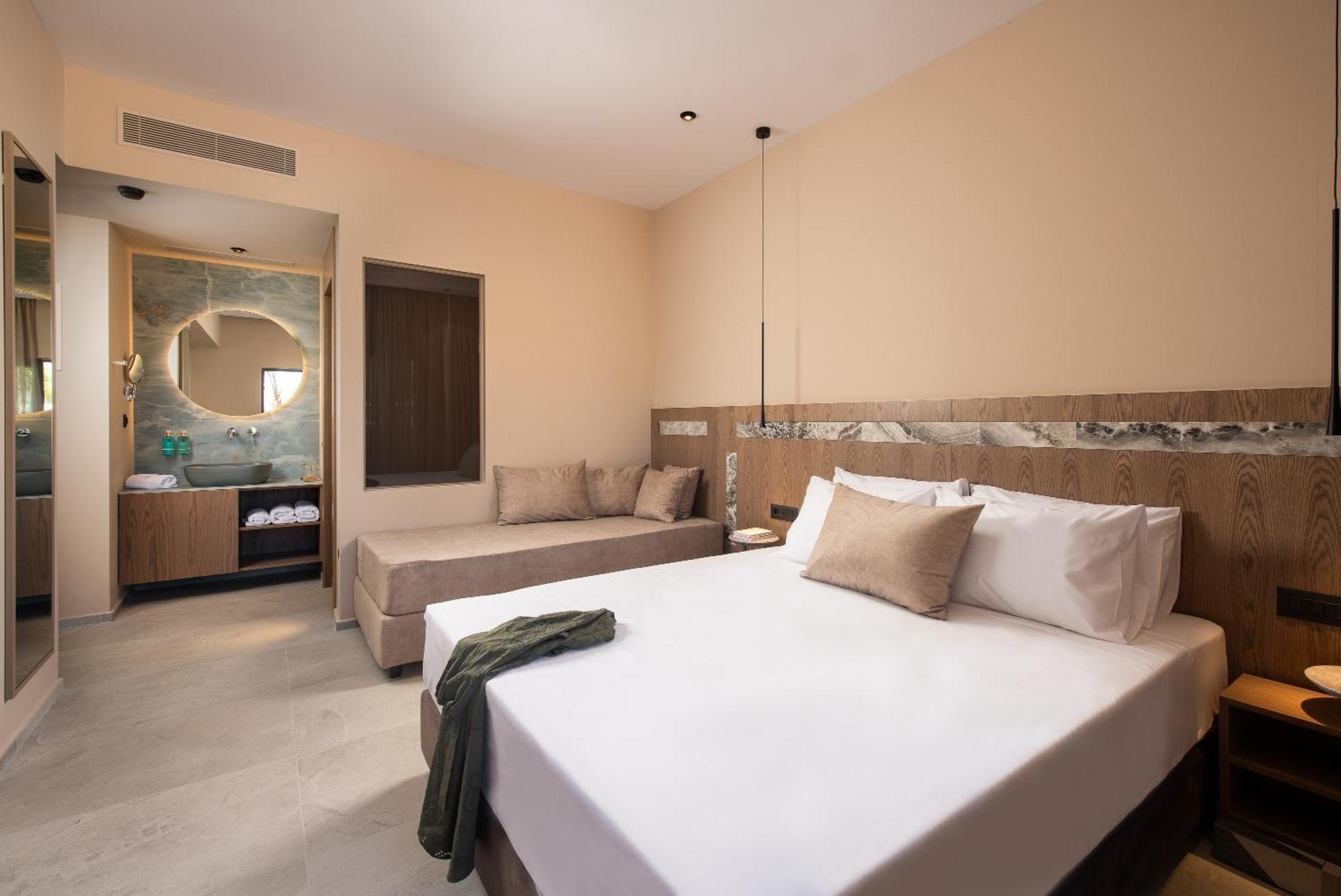 Chambre Triple de Luxe avec Vue sur la Piscine